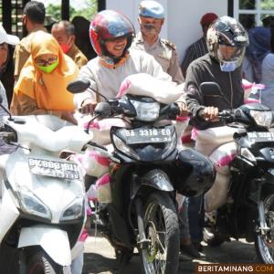 Pendistibusian Bantuan Beras masing-masing 20 kg per KK kepada 454 Kepala Keluarga (KK) di Nagari Parambahan, Kecamatan Lima Kaum, terima bantuan beras dari Pemerintah Daerah Kabupaten Tanah Datar.