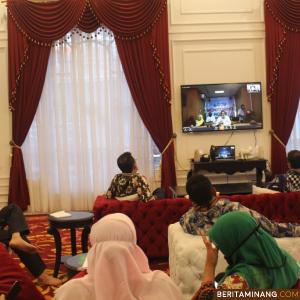 Bupati Solok Gusmal dan aparat Pemkab Solok saat vicon dengan KPK. Foto Humas Solok