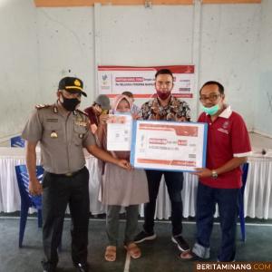 Camat Ranah Pesisir Zul Arzil  menyerahkan Bansos tunai kepada salah seorang penerima manfaat. Foto Humas Pessel