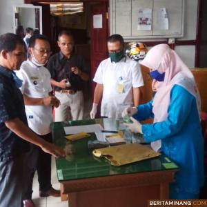 Wali Pasar Muara Labuh,  Efrizal didampingi pihak Bank Nagari Elsi Khairat,  Tenaga Ahli PMD Kabupaten,  Gusti Zulfadli,  Sekna Edri Yulidra menerima sisa dari menyerahkan BLT DD untuk 16 KK,  di kantor wali setempat, Jumat (15/5). Afrizal. A