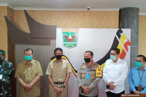 Gubernur Irwan Prayitno ketika menyampaikan perpanjangan PSBB di Sumbar. Foto Humas Sumbar