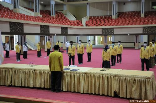 Rektor Universitas Negeri Padang Prof. Ganefri, Ph.D. melantik administrator dan pengawas yakni kabag dan kasubag pada hari ini (18/5) bertempat di auditorium Kampus UNP Air Tawar Padang