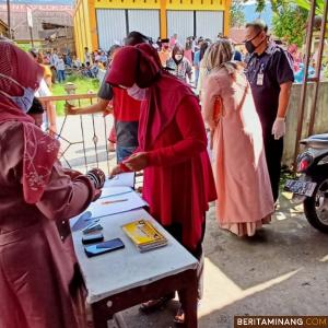 Proses pembagian BLT DD yang dilakukan di sebuah nagari di Solsel. Foto Afrizal. A