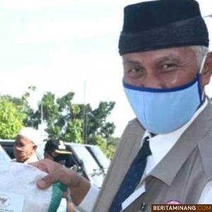 Wako Mahyeldi memperlihatkan bantuan sosial berupa beras. Foto Humas Padang