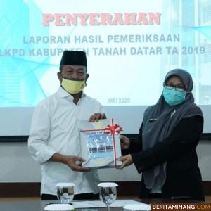 Wakil Bupati Tanah Datar Zuldafri Darma secara resmi menerima Laporan Hasil Pemeriksaan dari Kepala BPK RI Perwakilan Sumatera Barat Yusnadewi, SE, MM, Ak, CA, CSFA. Foto Humas Tanah Datar