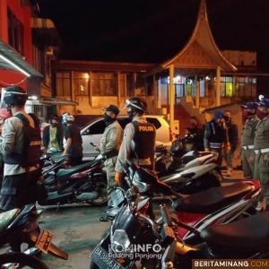 Tim Gabungan Satpol PP Padang Panjang saat lakukan patroli rutin masa PSBB.