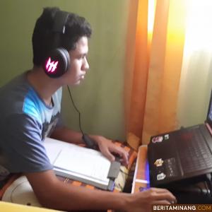 Fachri Abimanyu, seorang siswa kelas 1 SMAN 1 Sawahlunto saat belajar di rumah. Foto Iyosed