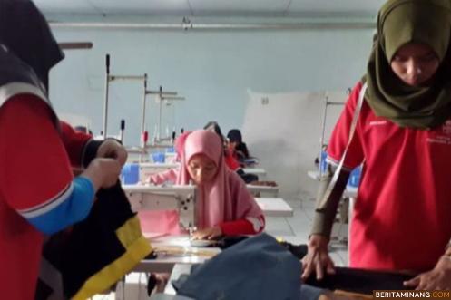 Para peserta pelatihan menjahit di BLK Padang Panjang Disnakertrans Sumbar sedang serius menjahit. Foto BLK Padang Panjang