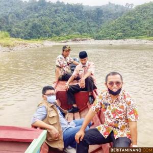 Pemimpin Bank Nagari Cabang Lubuk Gadang Hendri (dua dari depan) Sekdakab. H. Yulian Efi (dua dari belakang) dan Asisten II,  Putra Nusa, (depan)  naik perahu Tempek menuju lokasi penyaluran BLT Kabupaten di LUA,  Kamis (11/6). Foto Afrizal. A