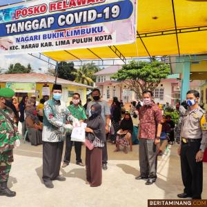 Bupati Irfendi Arbi serahkan BST Kemensos Tahap II kepada salah seorang warga di Kantor Nagari Bukik Limbuku. Foto Humas Limapuluh Kota