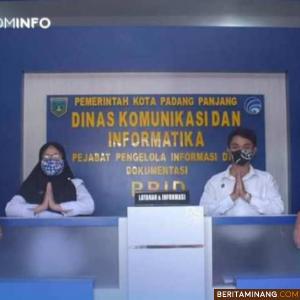 Suasana pelayanan di Dinas Kominfo Kota Padang Panjang.
