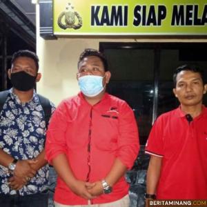 Ketua PAC PDIP Kecamatan Lembah Melintang dan tim di Polres Pasbar. Foto Ade MS