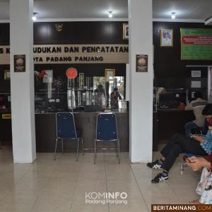 Dinas Kependudukan dan Pencatatan Sipil (Disdukcapil) Kota Padang Panjang, kembali membuka layanan tatap muka dengan menerapkan protokol kesehatan.