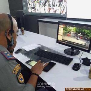 Kepala Dinas Perhubungan I Putu Venda saat himbau warga dari Command Center.