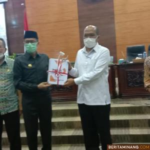 Gubernur Irwan Prayitno didampingi Sekdaprov Alwis serahkan pelaksanaan PSBB ke Ketua DPRD Sumbar Supardi. Foto Humas Sumbar