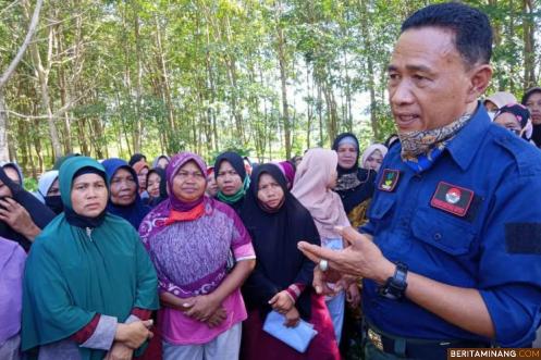 Warga Jorong Batang Umpai saat mengadu ke Dinas Sosial Pasbar. Foto Ade MS