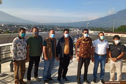 Gubernur Irwan Prayitno dan Wako Bukittinggi Ramlan Nurmatian serta pejabat lainnya ikut perpose di atas Pasar Ate dengan latar belakang Gunung Marapi dan Singgalang. Foto Humas Sumbar