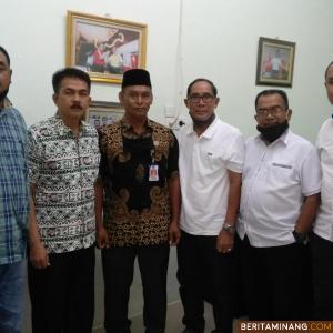 Waketum I KONI Sumbar H. Aldi Yunaldi, SH, MSi (dua dari kiri) foto bersama dengan Kadisporapar Pasaman Linggoman, Spd, MM. saat mengantarkan surat Bupati Pasaman ke KONI Sumbar. Foto Rokcalva