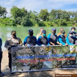 Wagub Nasrul Abit dan Wako Mahyeldi foto bersama usai tebar bibit ikan. Foto Kominfo Sumbar