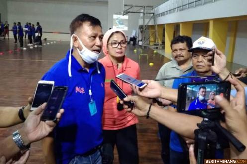 Wakil Ketua Fazril Ale didampingi Konsultan Fisik KONI Sumbar DR. Rina Ambar Dewanti dan Sekum KONI Irnaldi Samin saat menjawab pertanyaan wartawan. Foto Rokcalva