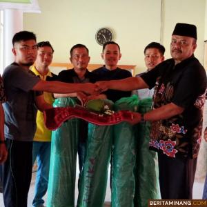 Wali Nagari Sako Utara,  Eris Nopel (kanan) menyerahkan secara simbolis bantuan kelengkapan shalat untuk 4 masjid di nagari itu, pada salah seorang pengurus masjid, Jumat (12/6/2020). Foto Afrizal. A