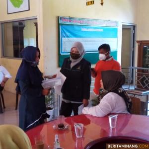 Sekretaris Dinsos, PMD/N, Ernita Jumarni didampingi TKSK Kecamatam Sungai Pagu beri penjelasan pada salah seorang warga penerima BLT Kabupaten, yang bermasalah di Nagari Pulakek, Rabu (3/6/2020). Foto Juprianto