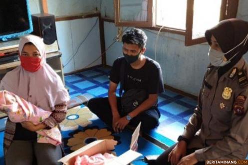 Bayi yang ditemukan dalam kardus di Bukittinggi dalam pengawasan polisi dan petugas medis. Ist