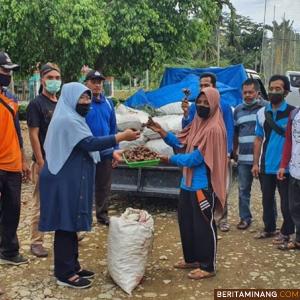 Suasana penyerahan bibit Jahe dan Kunyit kepada kelompok tani transmigran di Kecamatan Silaut, Pessel dari Disnakertrans Sumbar. Foto Humas Disnakertrans Sumbar