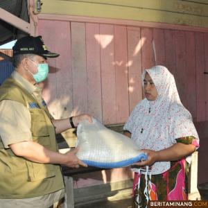 Wagub Nasrul Abit saat menyerahkan bantuan pada salah satu korban abrasi pantai di Tuapeijat Mentawai. Foto Humas Sumbar