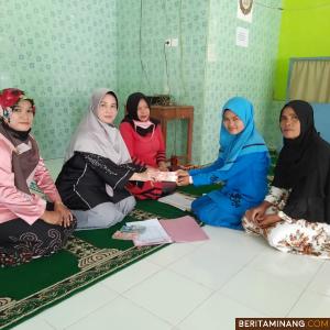 Kepala SMA Negeri 5 Solsel Zulieni, S. Pd (dua dari kiri) tengah menyalurkan beasiswa dari Baznas Provinsi Sumbar pada salah seorang siswa yang disaksikan orang tua siswa tersebut di Mushalla An-nur sekolah itu, Kamis (30/7). Foto Afrizal. A