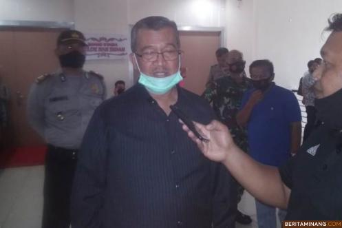 Bupati Solok Gusmal saat diwawancarai wartawan sekaitan dengan polemi Porprov Sumbar XVI. Foto Rokcalva