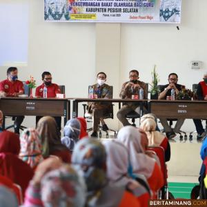 Bupati Hendrajoni (tiga dari kiri) saat membuka Pelatihan Identifikasi dan Pengembangan Bakat Olahraga Guru. Foto Humas Pessel