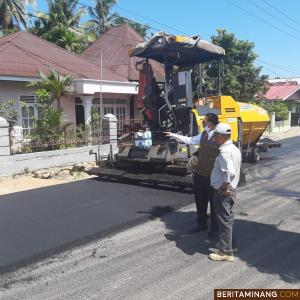 Bupati Hendrajoni saat berbicara kepada pengawas saat meninjau pengerjaan jalan dua jalur Sago-Salido. Foto Humas Pessel
