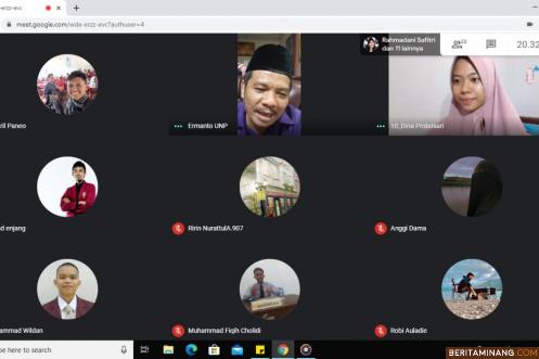 Dekan FBS Universitas Negeri Padang Prof. Dr. Ermanto, S.Pd., M.Hum. tampil sebagai Pembicara Program Sekolah Bahasa dan Sastra Makasar, Sulawesi Selatan pada Kamis (23/7) secara daring.