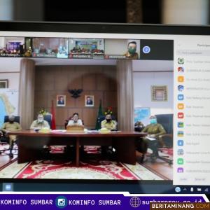 Gubernur Irwan Prayitno dan Wagub Nasrul Abit saat vicom dengan bupati dan walikota. Foto Kominfo Sumbar