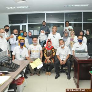 Foto bersama Plt Kabiro Humas Zardi Syahrir melepas purna tugas Junaini. Foto Biro Humas Sumbar