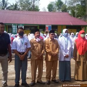 Usai memasangkan tanda peserta pendampingan oada siswa baru madrasag,  Kakan Kemenag Solsel, H. Syamsuir, Ka. MAN 1, Zulkifli, Pengawas Madrasah,  Dra. Nayusminar Nasrun, para wakil kepala sekolah MAN 1 Solsel,  foto bersama,  Senin (13/7/2020). Foto Afrizal. A