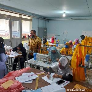 Kepala BLK Padang Panjang Disnakertrans Sumbar Suryadi Boy saat monitoring para peserta Pelatihan Jurusan Menjahit di BLK Padang Panjang. Foto BLK Padang Panjang