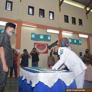 Wako Sawahlunto Deri Asta saat menyaksikan jalannya serahterima jabatan Camat Barangin ke Camat yang baru Subandi, SH. (Foto : Ist)