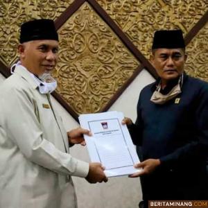 Wako Mahyeldi serahkan Nota Perubahan Perda No.6 2016 kepada Ketua DPRD Padang Syafrial Kani. Foto Prokompim Padang