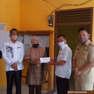 Ketua Bamus Nagari Pasir Talang,  Yendri didampingi Camat Sungai Pagu Rolly Almar dan Wali Nagari Novi Wandra menyerahkan honor guru MDA/TPQ, setempat,  Senin (6/7/2020). Foto Afrizal. A