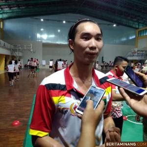 Perenang Andalan Sumbar Abrian saat diwawancarai wartawan di sela-sela latihan bersama di Sport Hall GOR H. Agus Salim Padang. Foto Rokcalva