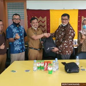Suasana pertemuan Kadis Pariwisata Sumbar diwakili Sekretaris Dinas Taufik Ramadhan dengan Kadispar Prov Riau yang diwakili oleh Kabid Pemasaran Tengku Riza. Foto Humas Sumbar