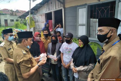 Wako Bukittinggi bersama Wawako menyerahkan BLT Propinsi di Kelurahan Pakan Kurai