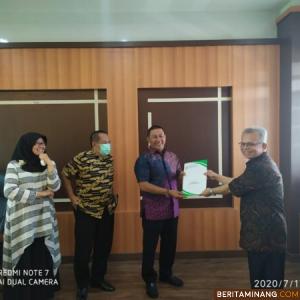  Wako Bukittinggi Serahkan SK  kepada ASN Yang Pensiun