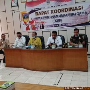 Plt. Kakan Kesbangpol,  Suwirman tengah melaporkan kegiatan FKUB saat rapat FKUB yang di pimpin Asisten I,  Sekdakab. Solsel De. H. Fidel Efendi,  di aula Tangsi Ampek, Jumat (17/7/2020). Foto Afrizal. A