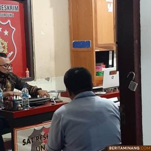 Tim Penyidik Satreskrim Unit Tipikor (Tinda Pidana Korupsi) Polres Sijunjung, sedang memeriksa salah seorang tersangka dugaan korupsi mantan pimpinan DPRD Sijunjung. Foto Jurnalsumbar