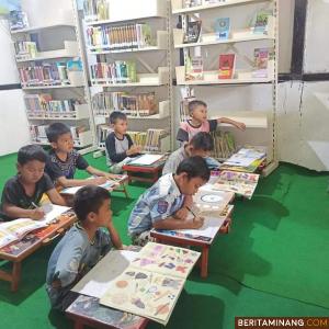 Para siswa saat belajar di perpustakaan. Dok