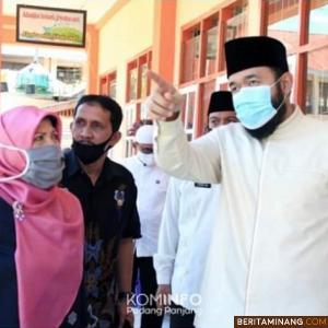 Walikota Fadly Amran saat berkunjung ke sebuah sekolah di Padang Panjang.