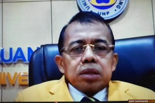 Rektor Prof. Ganefri Ph.D. ketika membuka Webinar Nasional Prodi IKB FBS Universitas Negeri Padang yang dilaksanakan pada Rabu (5/8) secara daring.